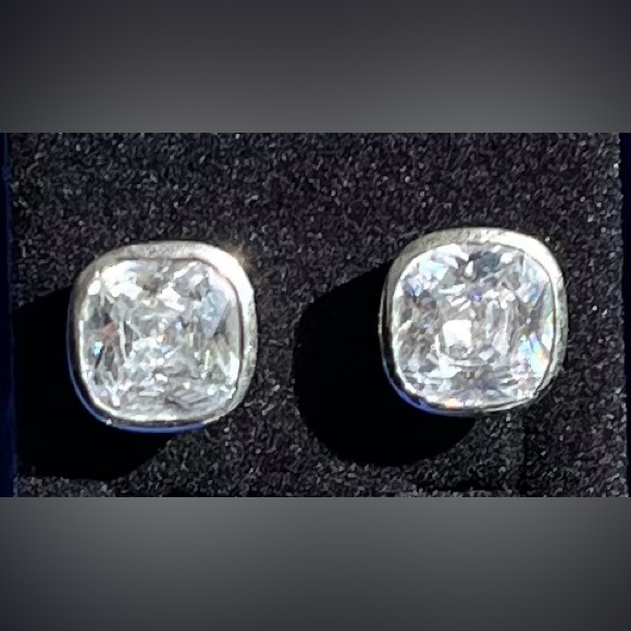 Floweroriented Design Stud Earrings